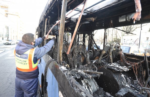 Személyi sérülést nem, de jelentős anyagi kárt és fennakadást is okozott az óbudai busztűz