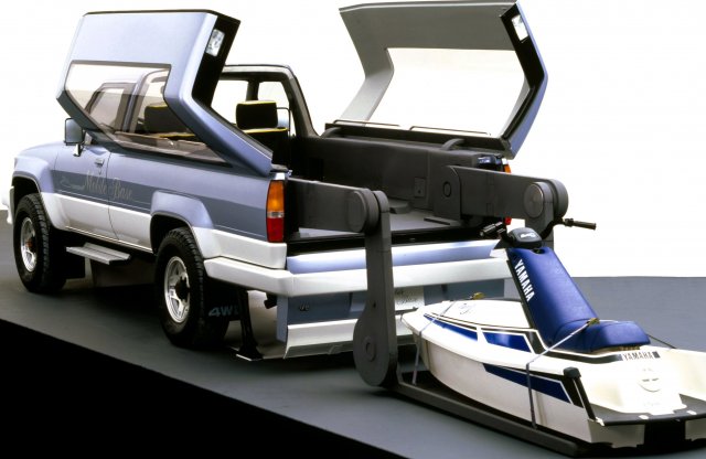 A Toyota Hilux alapjaira egy önálló emelőszerkezettel rendelkező koncepcióautó készült 1987-ben