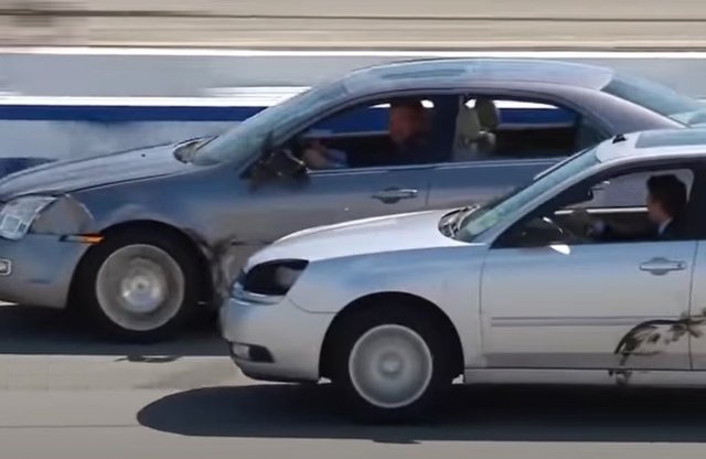 Egy Ford és egy Chevy ment a levesbe két „őrült” száguldása közben