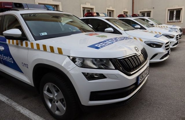 Négy új rendőrautó érkezett Komárom-Esztergom megyébe