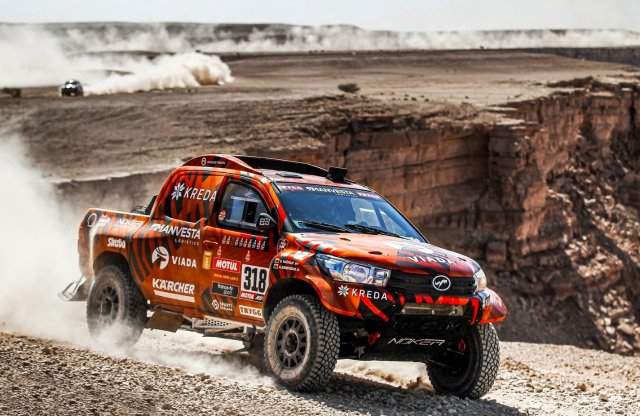 Megtapasztalnád a Dakar Rally élményét, de nincs hozzá autód? Tessék, itt ez a Toyota Hilux!