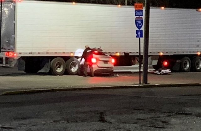 A Detroitban piroson áthajtó Tesla sofőrje és utasa is túlélte a balesetet, szövetségi nyomozás lesz