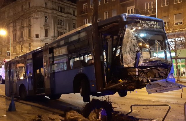 Csúnyán összetört a BKK Mercedes-Benz Citaro autóbusza a Rákóczi úton
