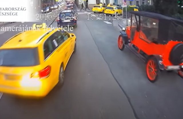 Videón a belvárosban összeverekedő buszsofőr és taxisofőr!