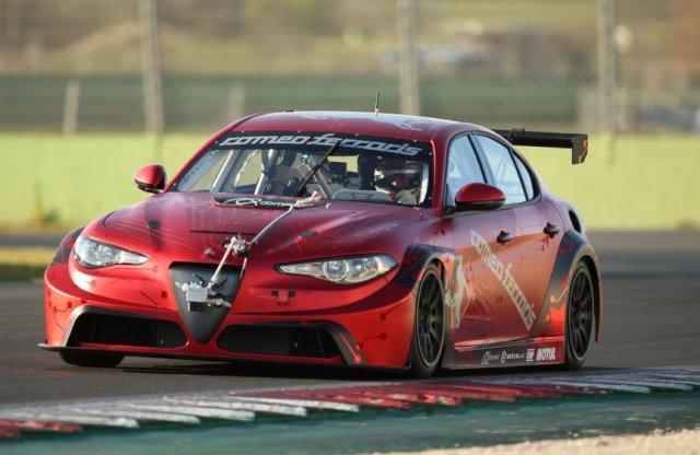 Először járt versenypályán a szemet gyönyörködtető Alfa Romeo Giulia ETCR elektromos versenyautó