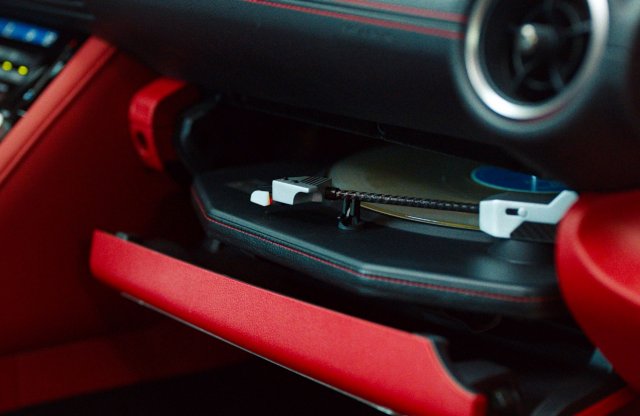 Praktikátlan, de nagyon menő a Lexus IS Wax Edition beépített hanglemez-lejátszója
