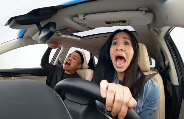 Videón a reakciók a vezetés közben elfehéredő szélvédőre - így csap át pánikba a magabiztosság