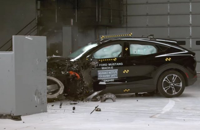 A villanyhajtású Mustang SUV mellett a villanyos Volvo XC40-et is összetörték