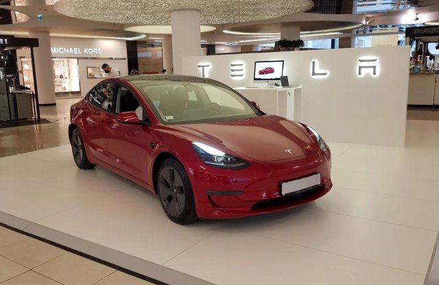 Elindult a hivatalos hazai Tesla kereskedés: állami támogatással 13,5 millió is lehet majd a Model 3