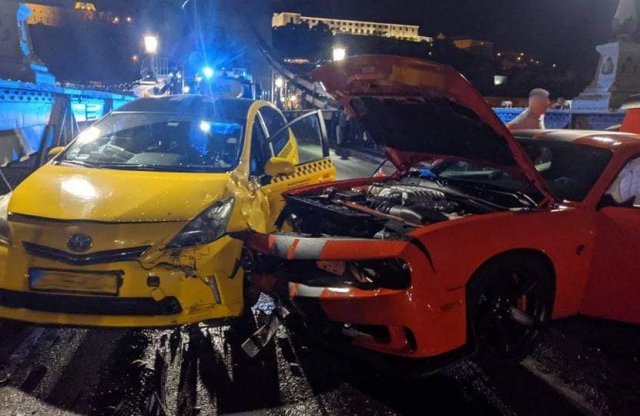 Két Toyota és egy Dodge Challenger SRT Hellcat balesetezett a Lánchídon  - te melyiket sajnálod?