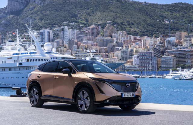 Monte Carlo utcáin, a Formula-E útvonalán korzózgatott a Nissan elektromos SUV-ja, az Ariya