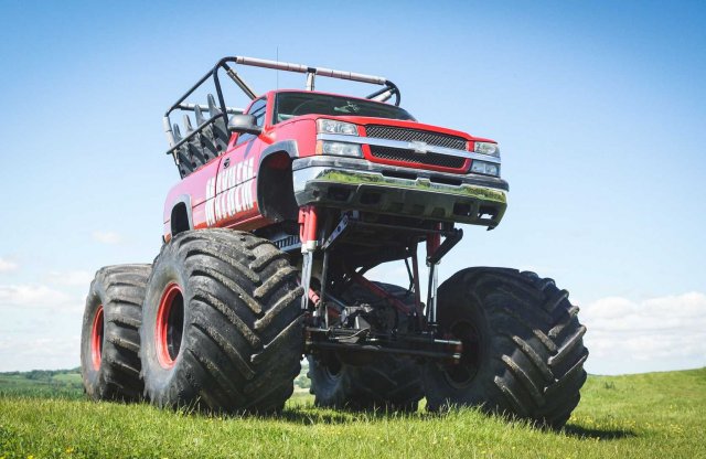 11 üléssel és bármilyen terepre alkalmas futóművel keresi új gazdáját Mayhem, a monster truck