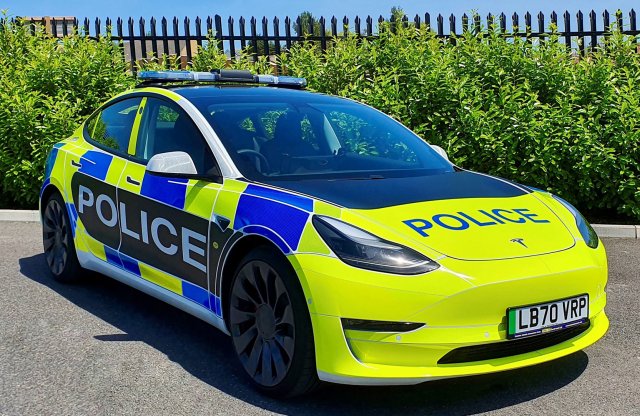 Az angol rendőrök arra kíváncsiak, hogy vajon alkalmas lenne-e a Model 3 rendőrautónak