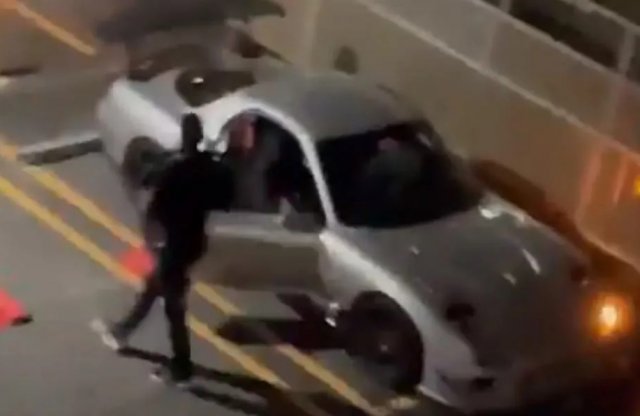 Videón, ahogy a tulaj tehetetlenül ordít az erkélyéről a Mazda RX-7-esét elkötő tolvajok után