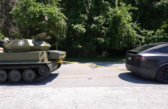 Egy Tesla Model X és egy tank méri össze a vontatási képességeit - te melyikre fogadnál?