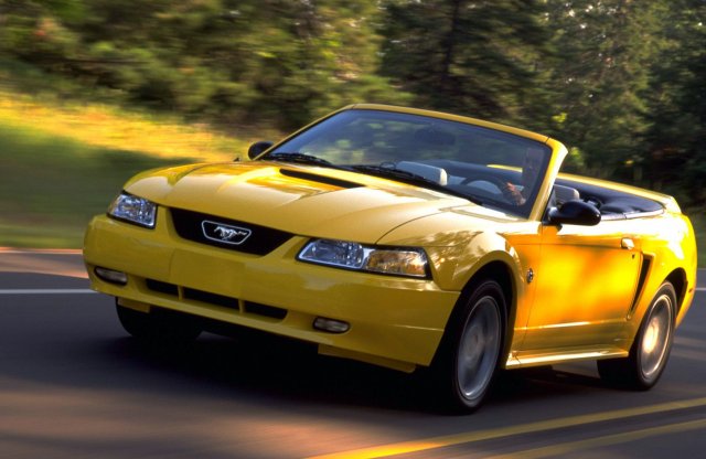 Gumiabroncs-kérdések: mi kerüljön az ezredforduló Ford Mustangjára?