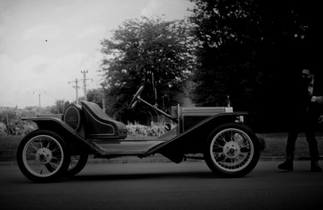 A régi filmhez régi autó dukál, a tesztelő egy Ford T-modellt vett górcső alá