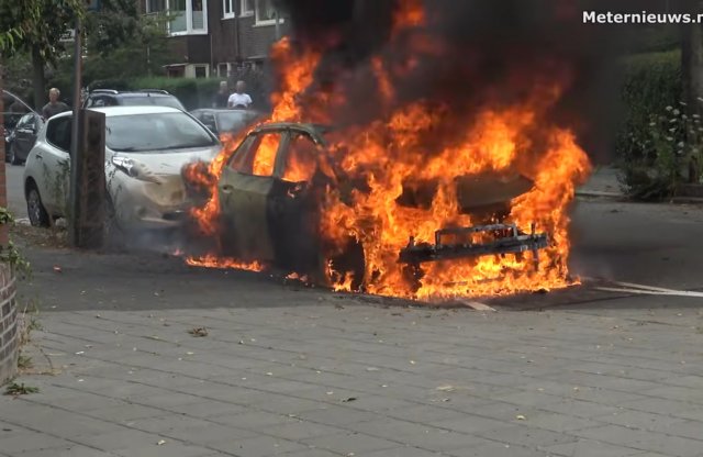 Bár a belsőégésű motoros autóknál gyakoribbak a tűzesetek, nyugtalanító látvány ez az égő VW ID.3