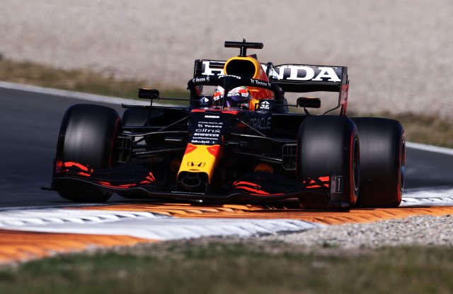 Verstappen átvette a vezetést a bajnokságban Hamiltontól a hazai pályán