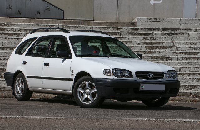 Toyota Corolla 1.4 VVT-i, 2000 használtteszt: 21 évesen is rábíznád az életed?