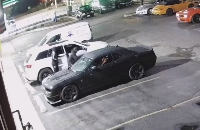 Egy Dodge Challenger SRT Hellcat tűnt el egy parkolóból, a biztonsági kamera mindent rögzített