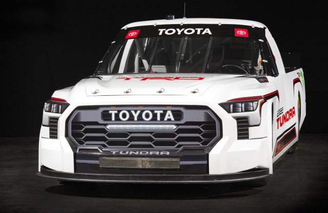 Bemutatták az új Tundra NASCAR-ba szánt változatát
