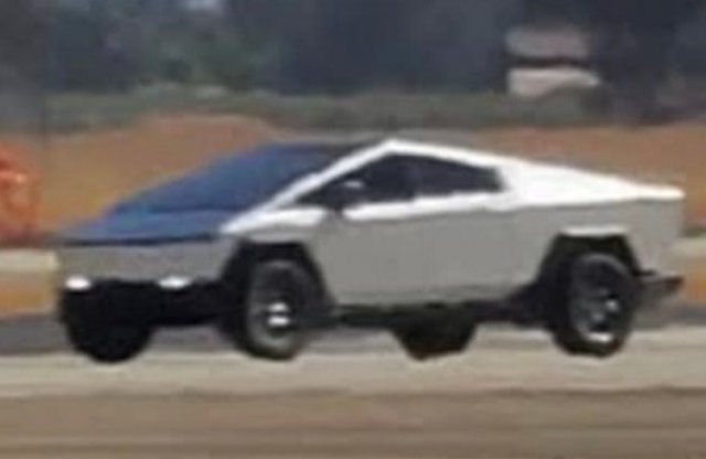 A Tesla pickupjának egy tükrökkel szerelt prototípusát kapták lencsevégre
