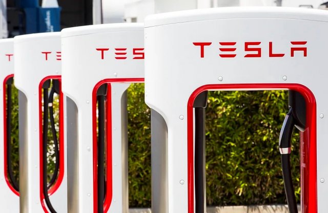 Hollandiában 10 Tesla-töltőre hamarosan bárki, bármilyen villanyautóval felcsatlakozhat