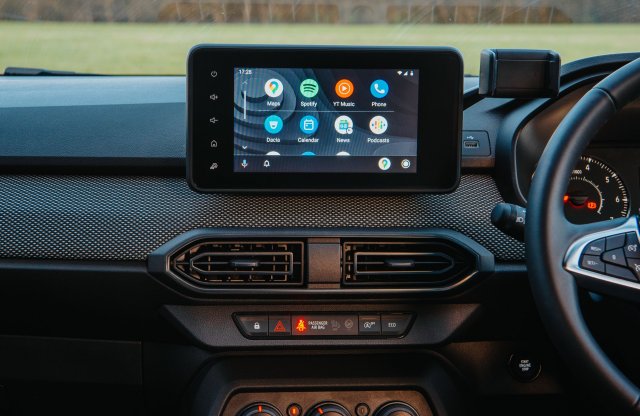 Újat mondunk azzal, hogy a sofőrök megelégszenek a legalapvetőbb technológiákkal a Dacia szerint?
