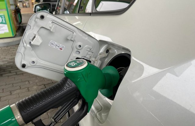 Befagyasztott áron tankolhatunk, de a benzin ára ettől függetlenül nő