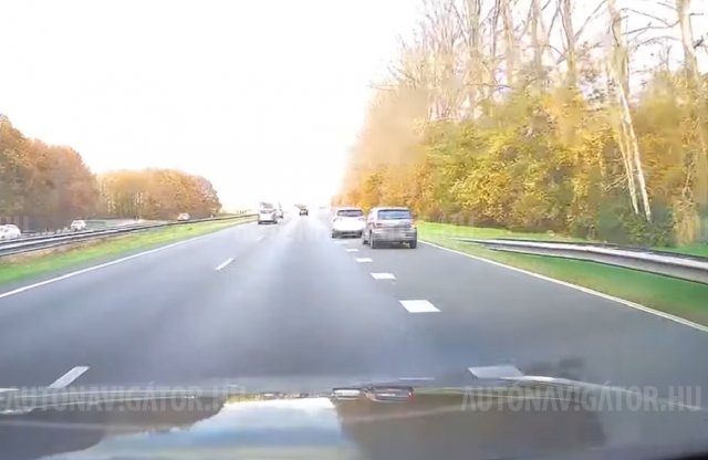 Pillanatok alatt döntött a sofőr: a saját autóját törte, hogy másokat megmentsen