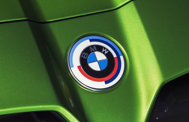 2022-ben 50 éves lesz a BMW M GmbH, rendelhetők a részleg eredeti színeiben pompázó emblémák