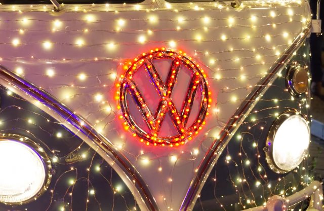 Karácsonyi fényekbe öltözött retro Volkswagenek lepték el Hannovert