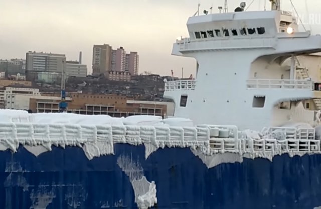 Erről kapard le a jeget, ha tudod: egy egész újautó-szállítmányt borított be a jégpáncél