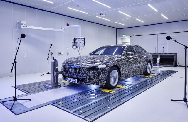 Alapvetően néma egy elektromos autó, de nem mindegy, mennyire: a BMW i7-nek nagyon annak kell lennie