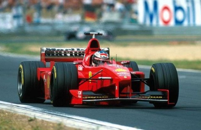 Az 1998-as F1 szezon méltán híres versenyautója új gazdáját keresi