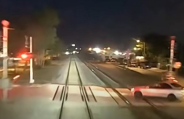 Félelmetes jelenetet rögzített egy mozdony fedélzeti kamerája