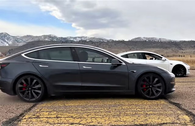 Gyorsulási versenyen két egyforma Tesla, csak az óraállás különbözik!