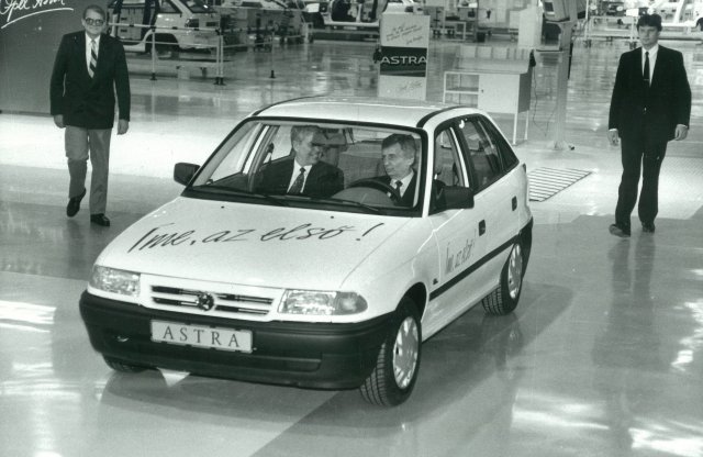 Jeles nap a mai, hiszen 30 éve nyitotta meg kapuit az Opel gyára Szentgotthárdon