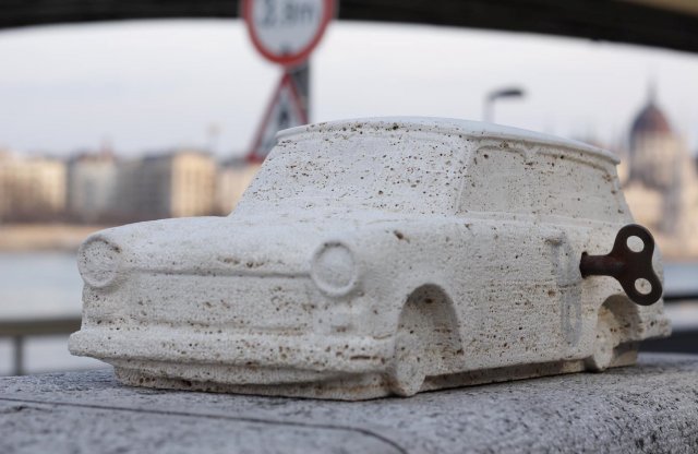 Egy gerilla Trabant-kőszobor pihen magányosan a város közepén, íme a részletek!
