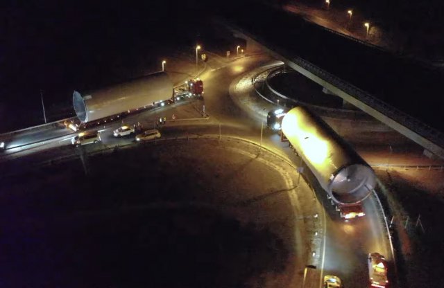 Videón, ahogy egyenként 85 tonnás óriástartályokat szállítanak közúton