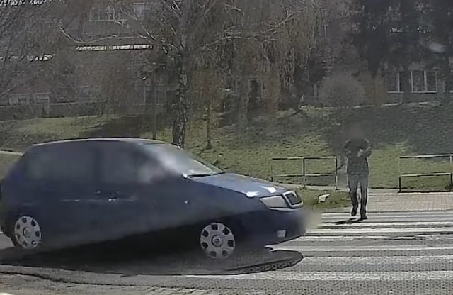 A rendőrség videóján egy szabálytalan Skodás tapsot kap a büntetés mellé