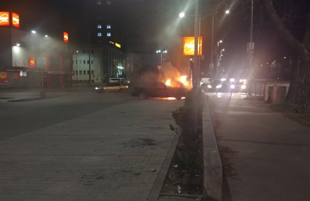 A töltőnél lángolt egy 3-as BMW Budapesten és a Könyves Kálmán körút, Vajda Péter utca sarkán