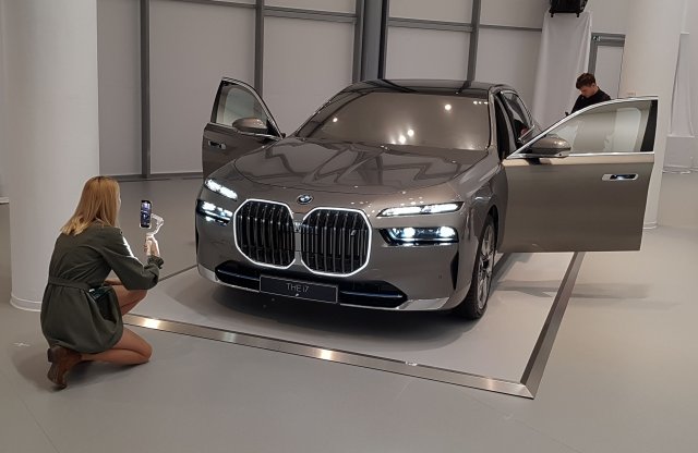 Farkasszemet néztünk az új BMW i7 és X7 modellekkel