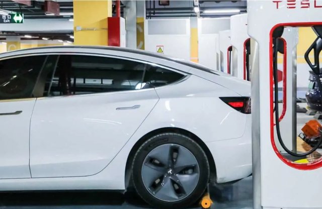 Hamarosan a szomszédban is tölthetnek majd bármilyen villanyautót Tesla Superchargeren