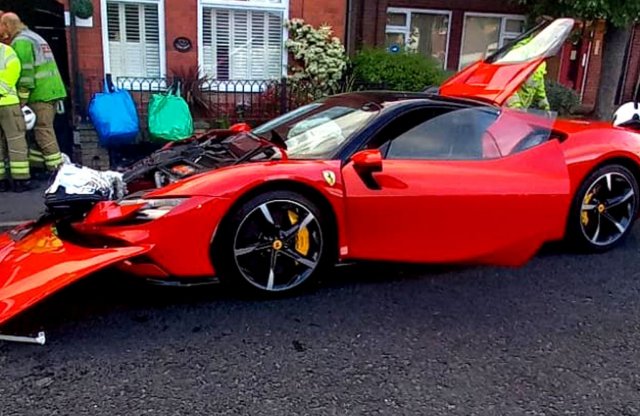 Az Egyesült Királyságban törték össze a majd' 200 milliót érő Ferrarit