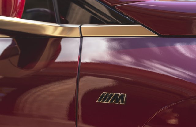 Legnagyobb változásán fog keresztülmenni a BMW M logó, feketére cserélik a három legendás színt
