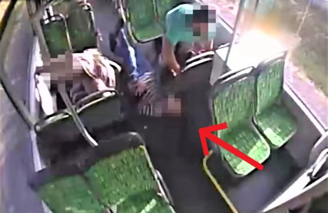 Kizárólag a buszsofőrt megleckéztetni ült autóba, súlyos sérülés lett a vége