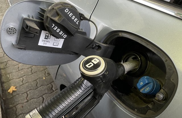 A hatósági ár változatlansága mellett az egyik üzemanyag piaci áron olcsóbb lesz