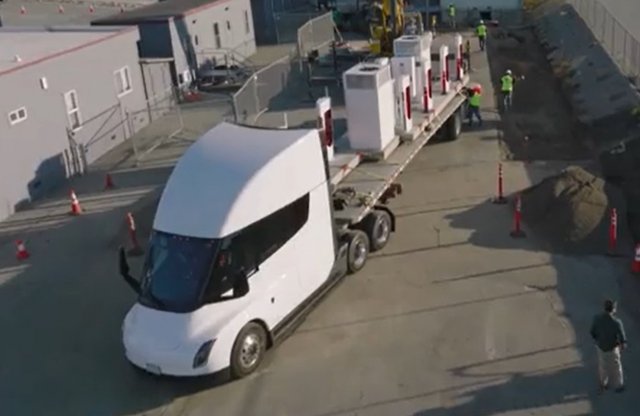 Több tonnányi Superchargert cipelt a Tesla kamionja: tényleg ez a jövő?